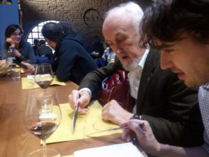 Paolo e Vittorio, a tavola, descrivono sentieri sulle tovaglie di carta.